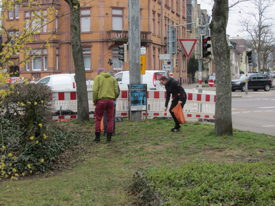 Müllsammeln in den Grünflächen am Weinbrennerplatz